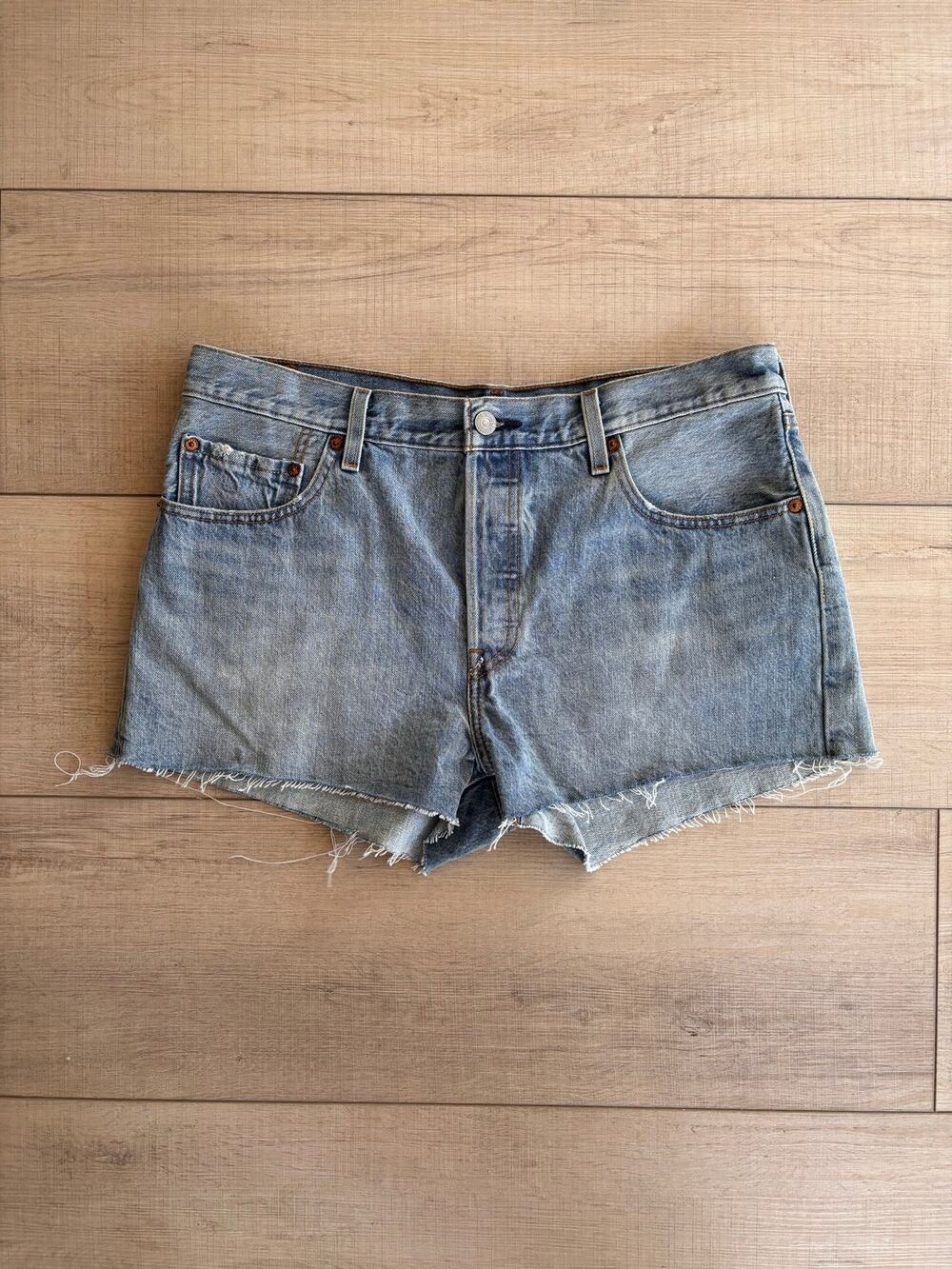 Levi’s 501 Cutoff Denim Shorts Women’s W32 Light Wash Raw Hem Button Fly Jeans